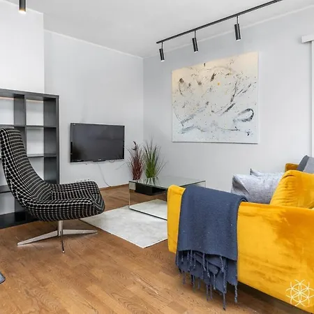 Apartamento Cozy 1br Apartm Near Kadriorg With Balcony And Parking *