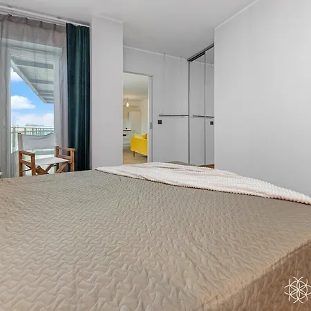 Apartamento Cozy 1br Apartm Near Kadriorg With Balcony And Parking *